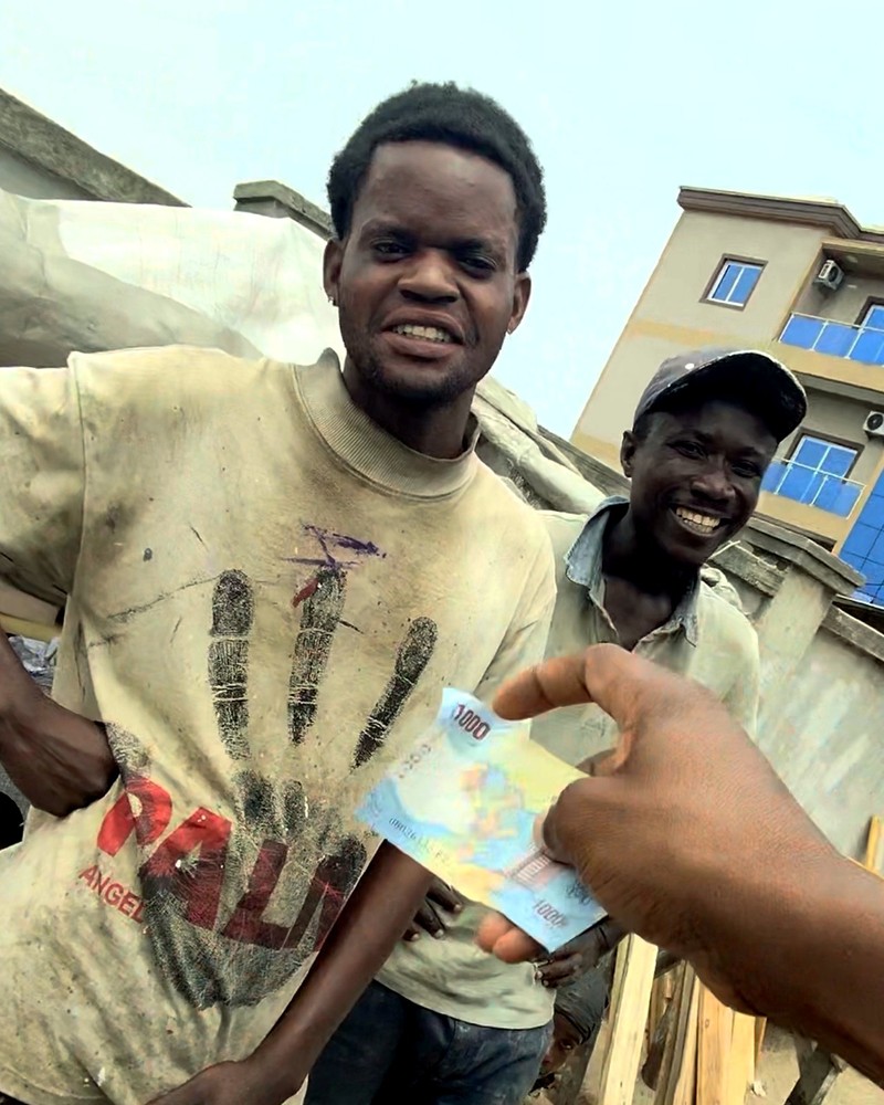 Gagnant Quiz de la Rue, souriant avec ses gains