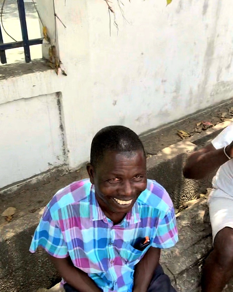 Gagnant Quiz de la Rue, souriant avec ses gains