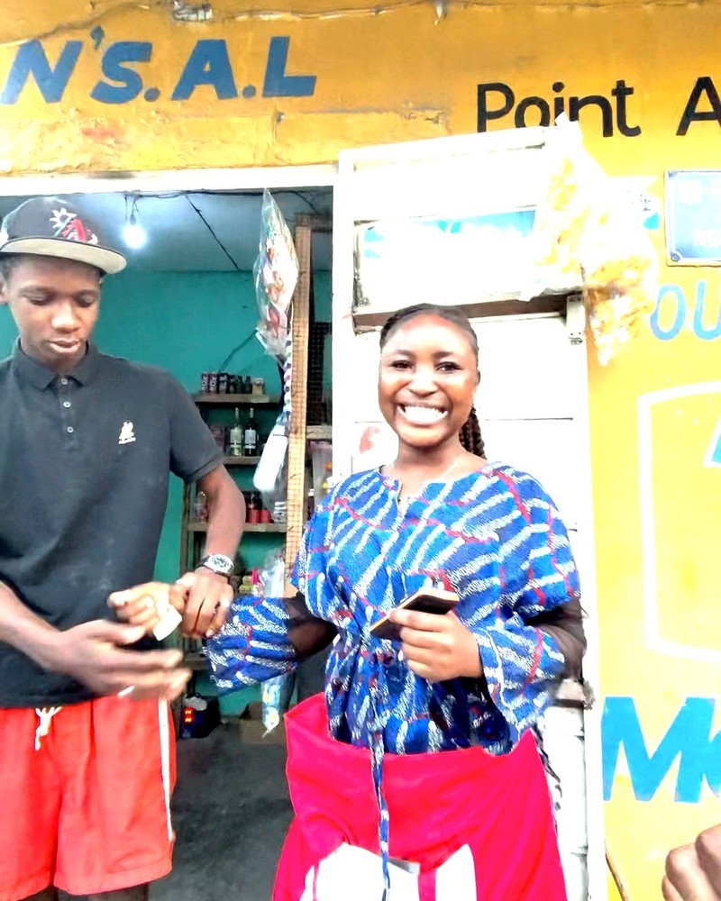Gagnante Quiz de la Rue, souriante avec ses gains