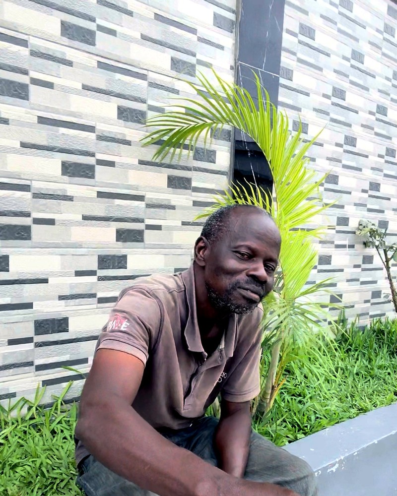 Gagnant Quiz de la Rue, souriant avec ses gains