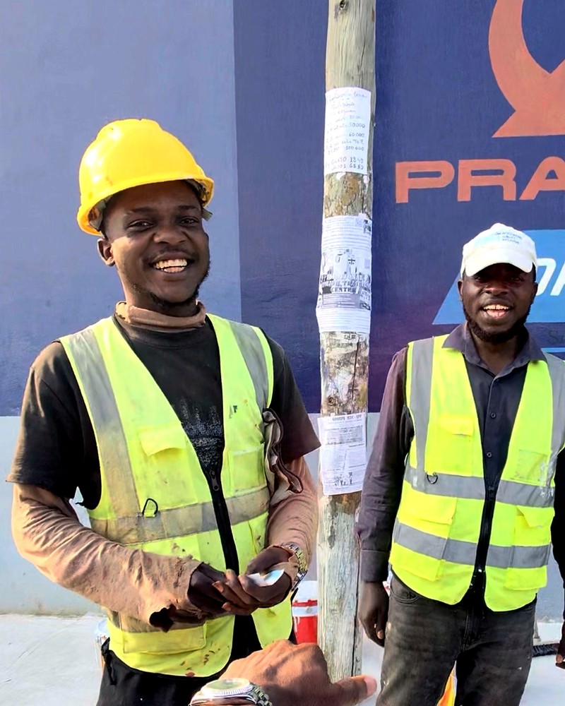 Gagnant Quiz de la Rue, souriant avec ses gains