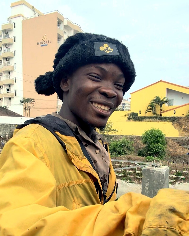 Gagnant Quiz de la Rue, souriant avec ses gains
